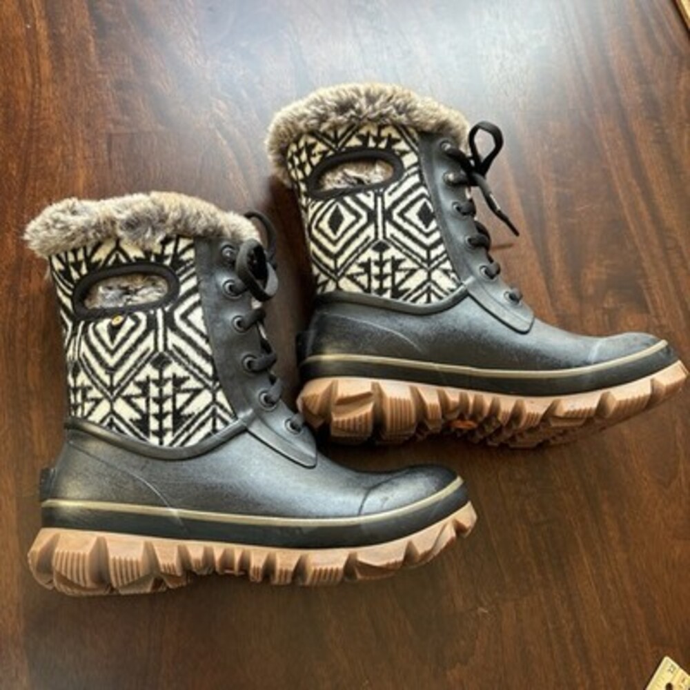 Bogs Arcata Geo Women’s Lace-Up Faux Fur Lined Waterproof Snow Boots 7 EU38